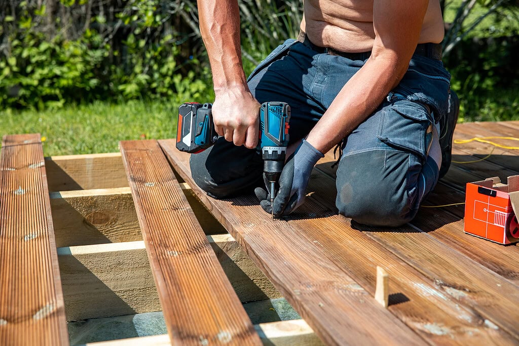 DIY vs. Hiring a Contractor